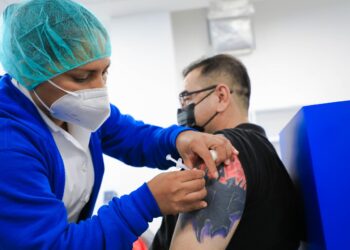 Periodistas comienzan a ser inmunizados contra el COVID-19