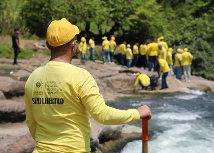 Privados de libertad realizan jornada de limpieza en la cascada «El Salto de Malacatiupán»