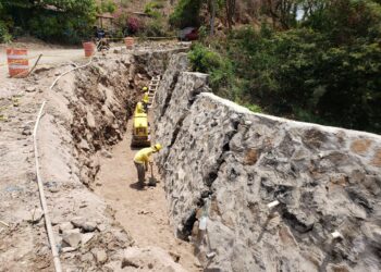 Obras Públicas trabaja en la construcción de drenajes y pavimentación de San Simón y San Isidro, en Morazán