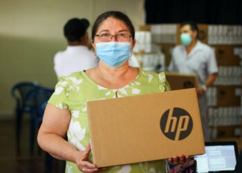 Ministerio de Educación continúa con la entrega de computadoras a maestros de Chalatenango