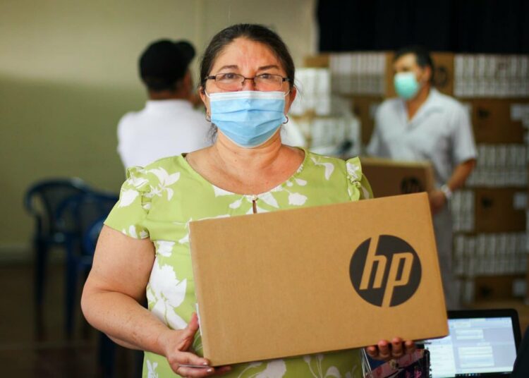 Ministerio de Educación continúa con la entrega de computadoras a maestros de Chalatenango