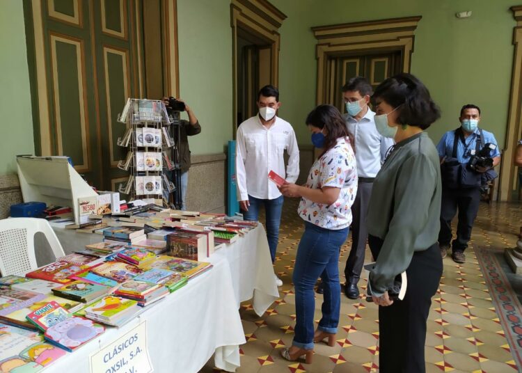 Inauguran la primera Feria Nacional del Libro en el Palacio Nacional