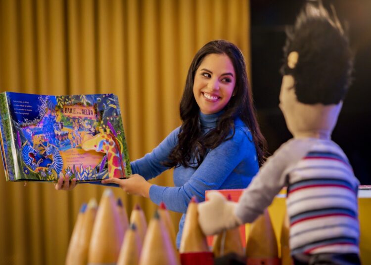 Gabriela de Bukele impulsa proyecto de lectura en la niñez