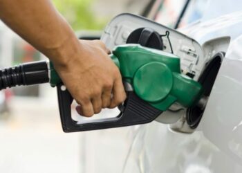 Anuncian bajas en los precios de la gasolina a partir de este martes