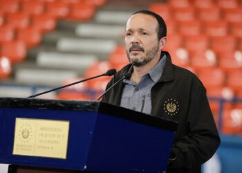 Ministro de Seguridad entrega uniformes a personal del Sistema Penitenciario