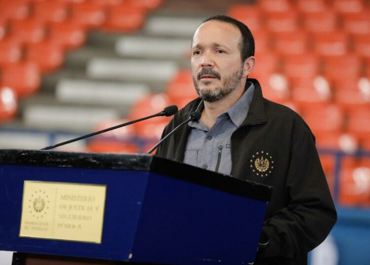 Ministro de Seguridad entrega uniformes a personal del Sistema Penitenciario