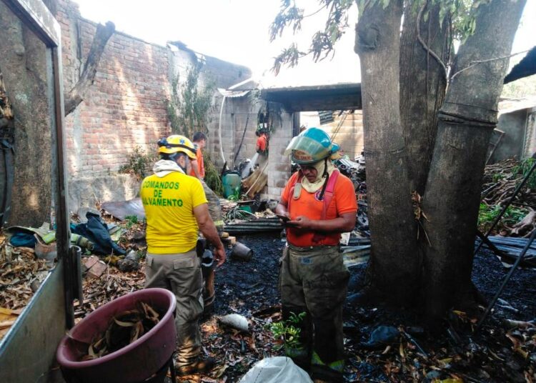 Cuerpo de Bomberos extinguen incendio en centro urbano de la colonia Zacamil en Mejicanos