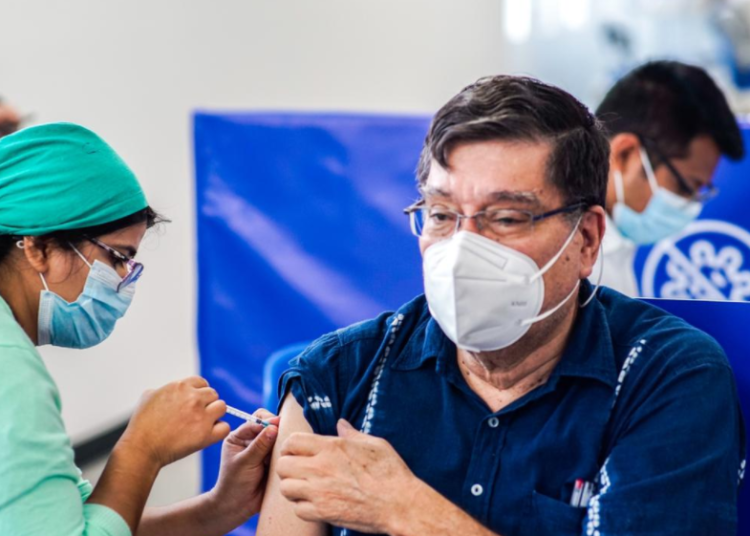 «Me diera pena que me fotografiaran recibiendo un maletín mentolado»: Juan José Martel tras ser vacunado
