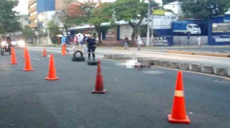 Pareja de ancianos son atropellados en Alameda Juan Pablo II. Esposo fallece