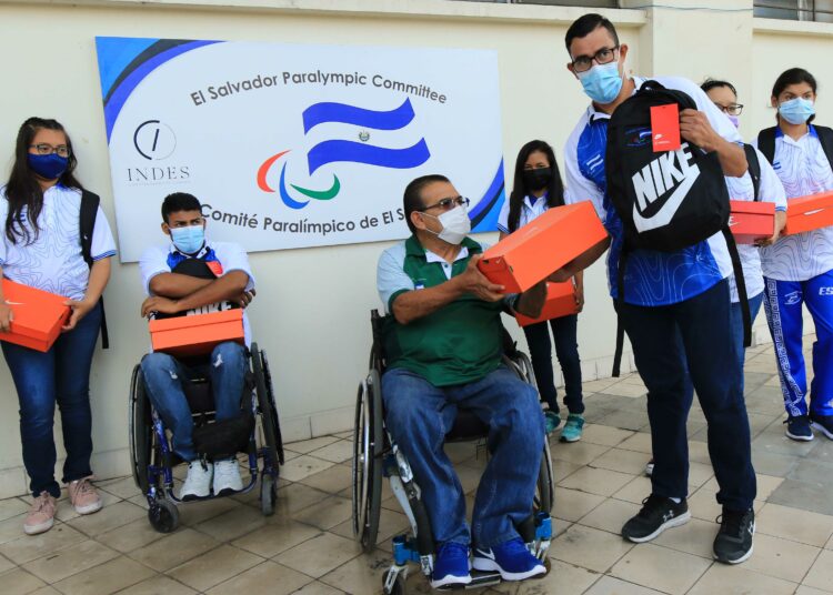 Para atletas reciben kits deportivos