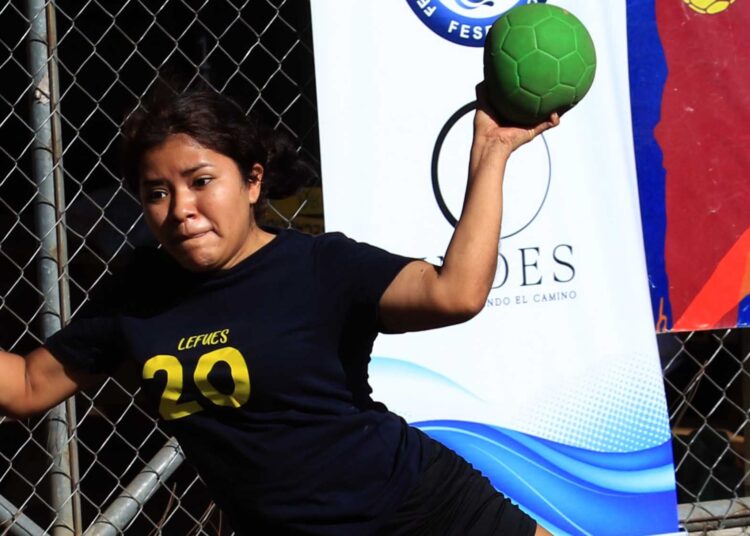 LEFUES se quedó con el circuito de balonmano de playa
