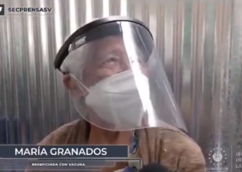 Salvadoreña de casi un siglo de edad recibe la vacuna contra el COVID-19 en Hospital Rosales