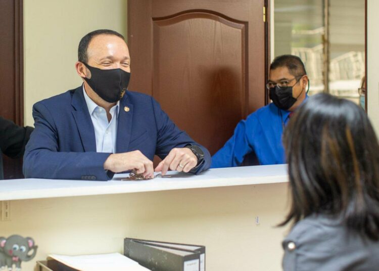 Gustavo Villatoro es apoyado por empleados del Ministerio de Justicia y Seguridad Pública