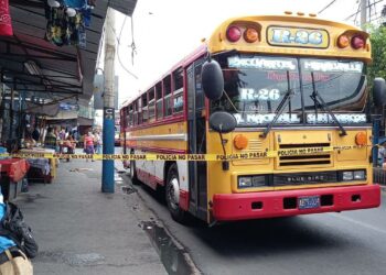 Hombre fallece tras sufrir un infarto mientras viajaba en autobús en San Salvador