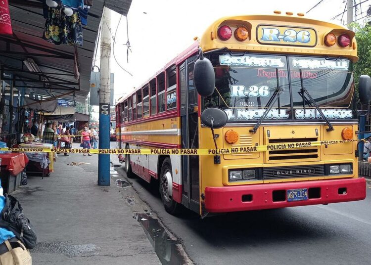Hombre fallece tras sufrir un infarto mientras viajaba en autobús en San Salvador