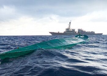 (VIDEO) Guardacostas de EE.UU. captura un semi sumergible con cocaína valorada en $94 millones frente a las costas de Colombia