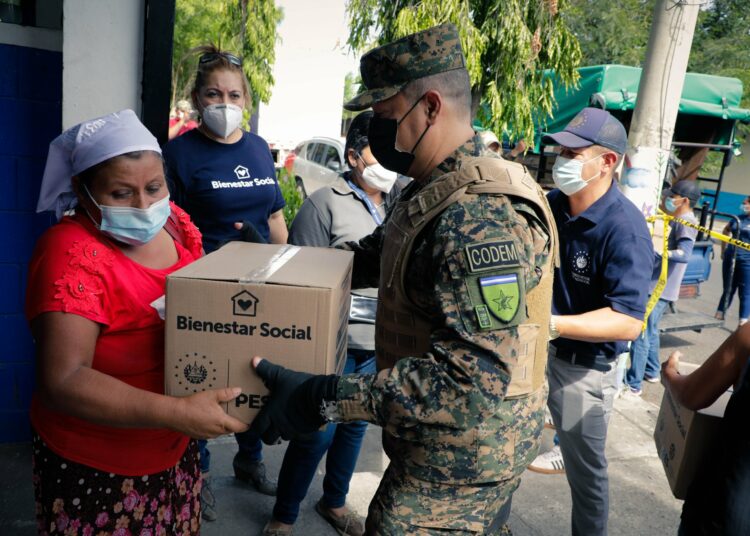 Entregan paquetes alimentarios a los afectados en el incendio en San Miguel