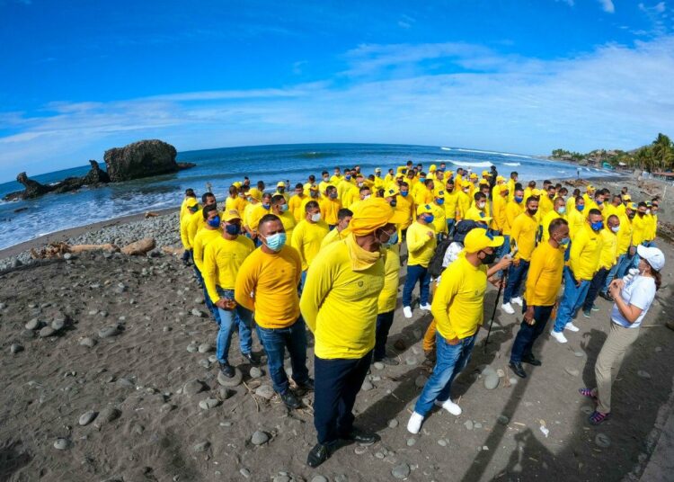 Reos en fase de confianza realizan jornada de limpieza en playas de La Libertad