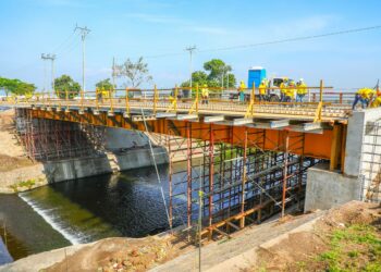 Verifican avances en la construcción del puente sobre el río Talnique, en La Libertad