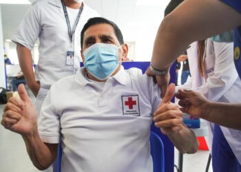 El reconocido rescatista, Carlos López Mendoza, recibe la primera dosis de la vacuna contra el COVID-19