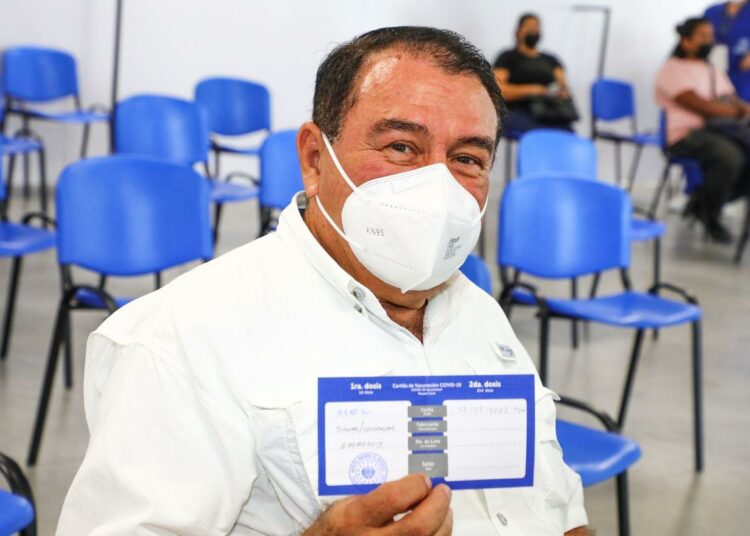 «Es innecesario pensar en privatizar la vacuna»: Reynaldo Carballo tras hacer el proceso de inmunización