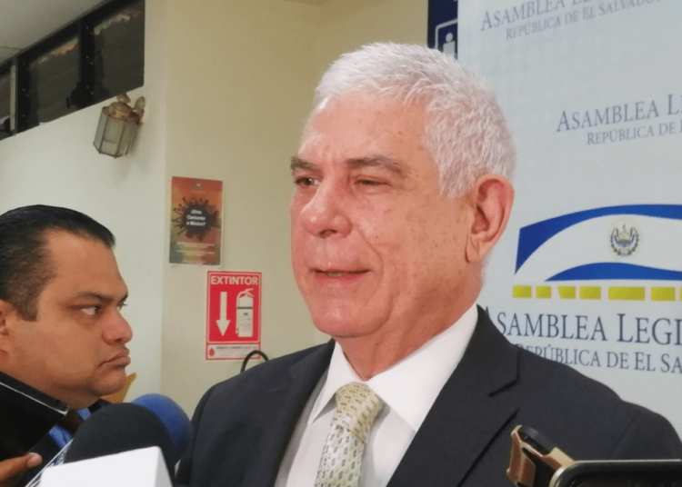 Farmacéuticas son de las principales financistas de Rodolfo Parker