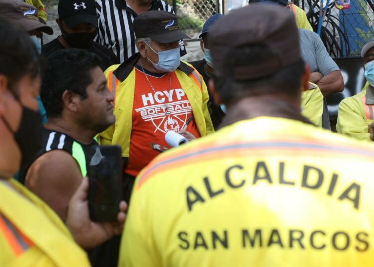 Empleados de la alcaldía de San Marcos protestan frente a la comuna exigiendo mayor estabilidad laboral