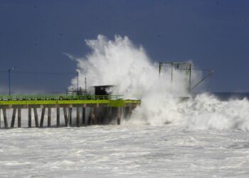 Protección Civil emite alerta por fuerte oleaje en playas de La Libertad