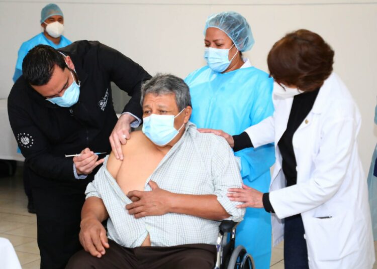Adultos mayores del asilo Sara Zaldívar reciben vacuna contra el Covid-19
