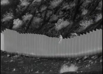 (VIDEO) Dos niñas migrantes fueron lanzadas a EE. UU. desde la valla fronteriza de más de 4 metros de altura por traficante de personas