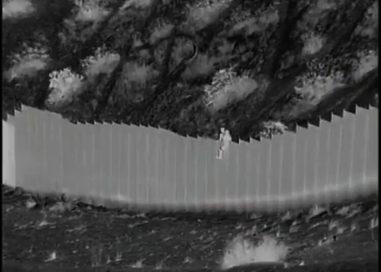 (VIDEO) Dos niñas migrantes fueron lanzadas a EE. UU. desde la valla fronteriza de más de 4 metros de altura por traficante de personas