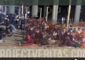 (VIDEO) Migrantes permanecen retenidos bajo un puente en la frontera sur de EE.UU. en condiciones inhumanas
