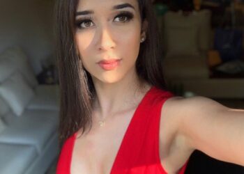 Daniela Servellón enloquece a todos con picante video en traje de baño