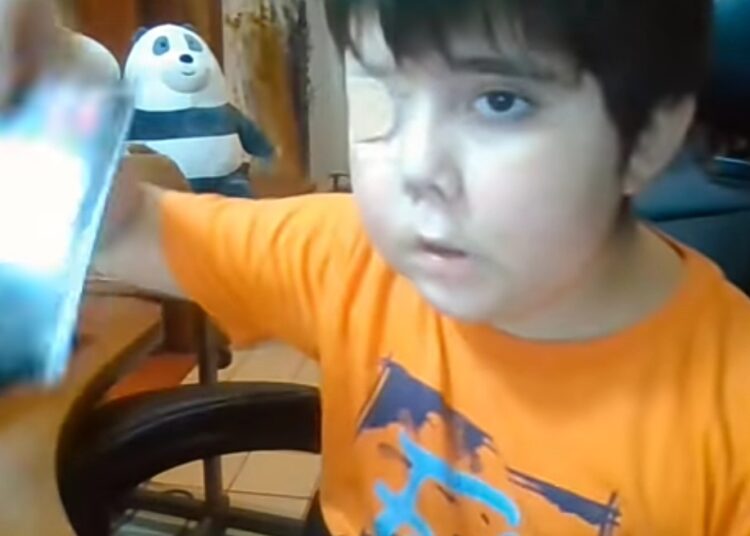 Un ‘youtuber’ de 11 años enfermo sueña con ser famoso: su historia se roba el corazon de la Red
