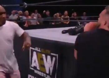 (VIDEO) Mike Tyson apareció en medio de una multitudinaria pelea de lucha libre y metió un golpe de nocaut digno de sus mejores años