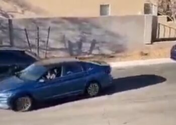 (VIDEO) Una mujer intenta en vano estacionar su auto hasta que otra acude en su rescate con final inesperado