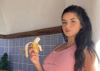 Demi Rose luce su figura con diminuto bikini verde neón