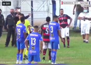(VIDEO) En Brasil la Policía intentó controlar un tumulto en la cancha y disparó donde estaban los jugadores