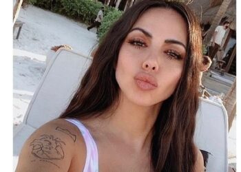 Jimena Sánchez presume sus enormes atributos en body rosa translúcido