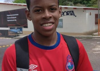 El Salvador y Guatemala se pelean por el juvenil Jair Asprilla