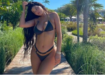Kylie Jenner impacta con un ajustado traje de animal print