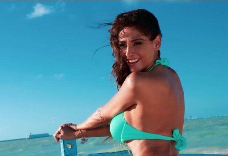 La modelo Dorismar presume de sus atributos en traje de baño negro