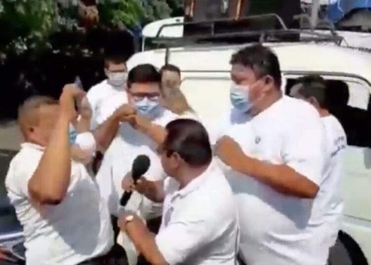 Militantes del FMLN agreden a empleados del ministerio de Trabajo