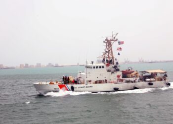 Tenso encuentro entre una flotilla de ataque de Irán y buques de EE.UU. en el Golfo Pérsico