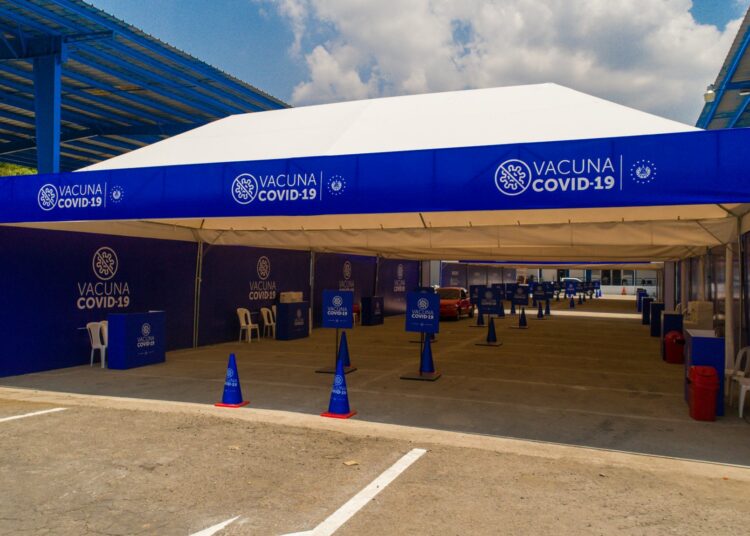 El Salvador abre tres centros de vacunación anti-Covid-19 autoservicio