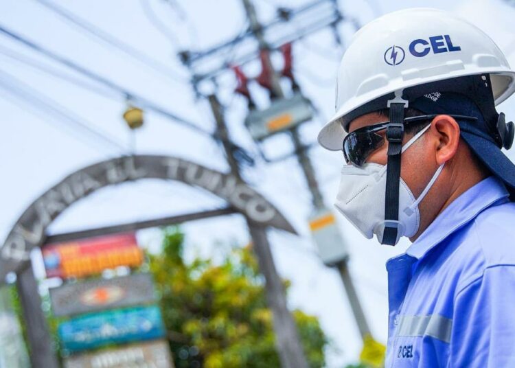 CEL instala luminarias LED en Surf City