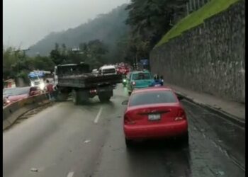 Reportan un fallecido y tráfico colapsado en carretera Los Chorros