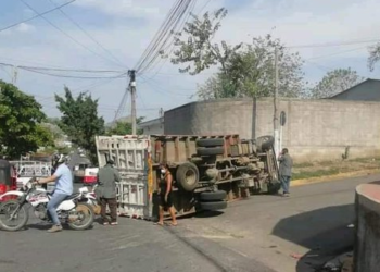 Camión vuelca y provoca tráfico pesado en Santa Ana