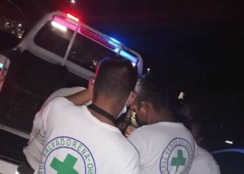 Accidente de tránsito entre una motocicleta y un vehículo particular deja a un fallecido en carretera al Puerto de La Libertad