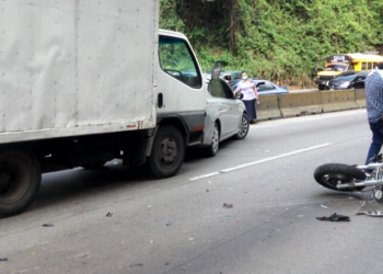 Múltiple accidente en carretera Los Chorros causa caos vehicular